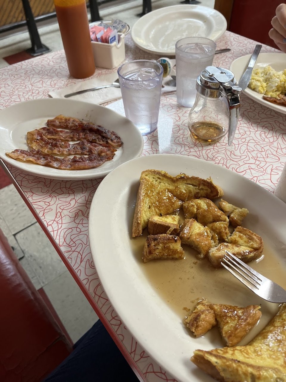 Simple menu layout with breakfast and lunch items.
